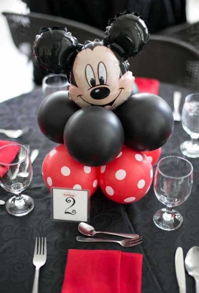 Para decorar a mesa dos convidados use um centro de mesa com o Mickey