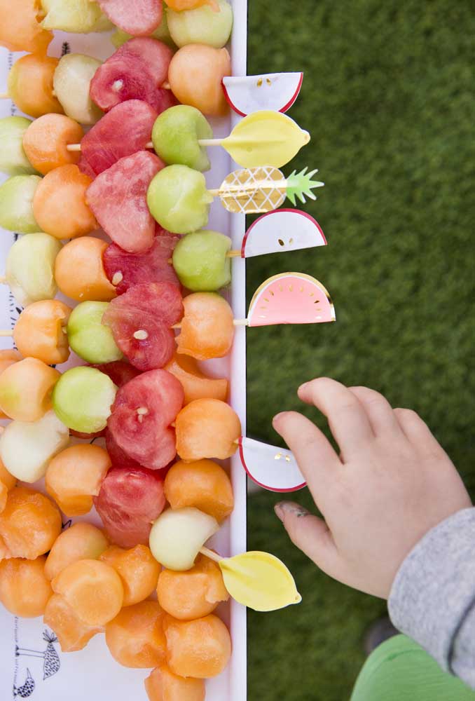 Sirva espetinho de frutas para seus convidados. Além do espetinho ser delicioso, acaba sendo uma opção mais saudável