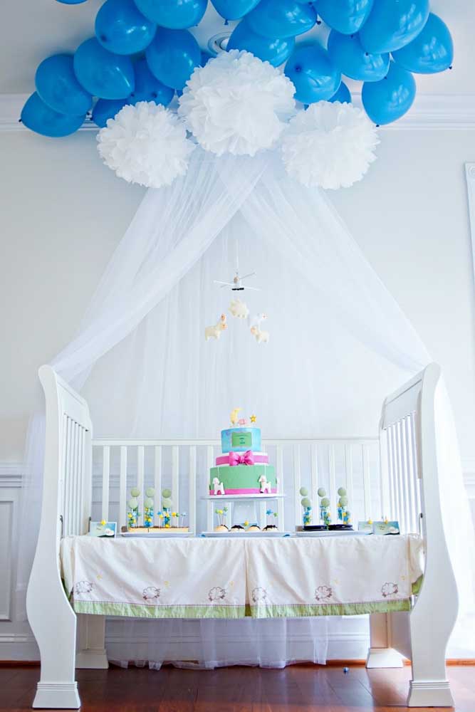 Para as mamães que estão esperando um menino, aposte nas cores azuis e brancas para fazer a decoração. Aproveite para preparar a mesa central do chá no formato de berço