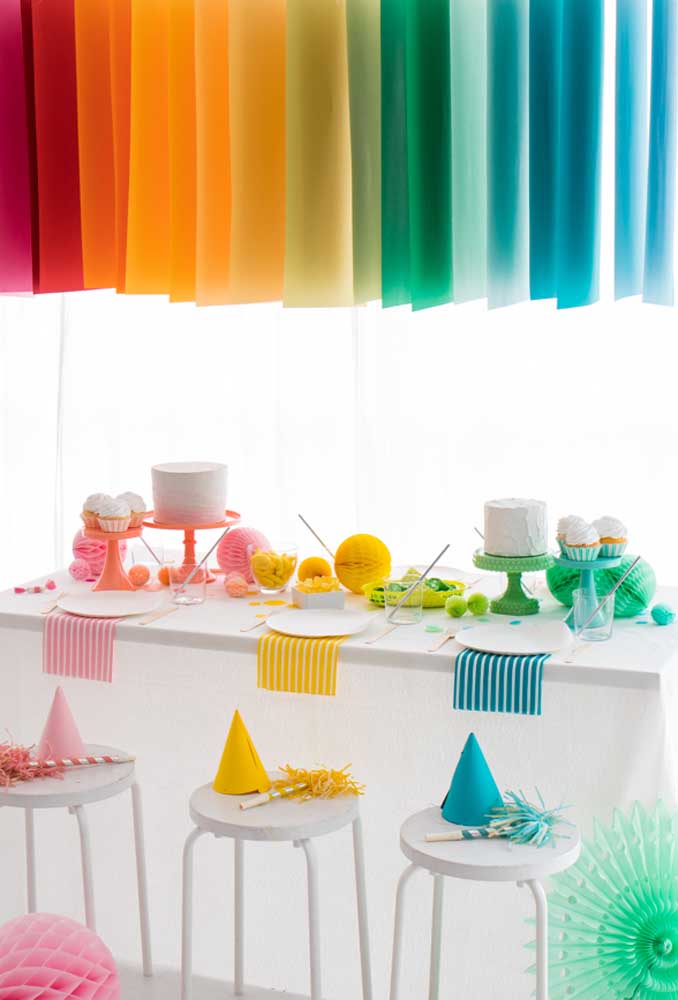 Se a sua intenção é fazer uma festa simples sem usar nenhum tipo de tema, você pode apenas apostar em elementos coloridos para dar vida à decoração