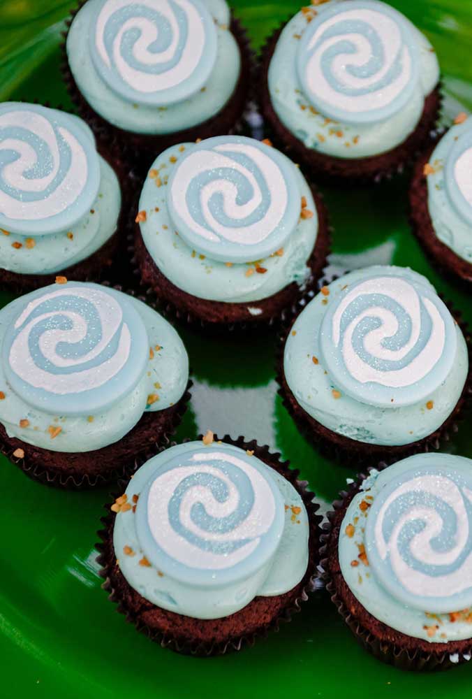 Os cupcakes devem seguir a cor da decoração