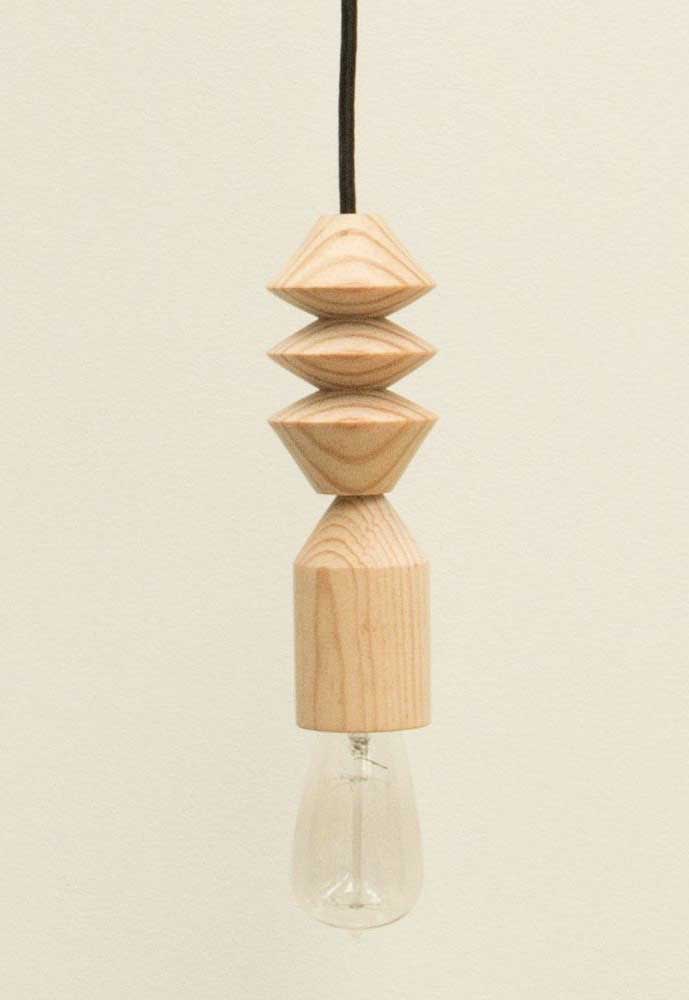 Que tal transformar uma luminária em uma linda escultura em formato de madeira?
