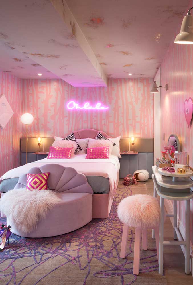 Em um quarto totalmente rosa, todos os elementos decorativos acabam seguindo a mesma linha. Portanto, use peças femininas para compor o cenário.