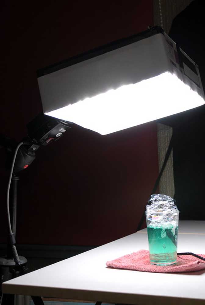 As luzes que são usadas em uma filmagem costumam ser caras, mas saiba que é possível usar caixa de sapato para produzir uma luz fantástica para esse momento.