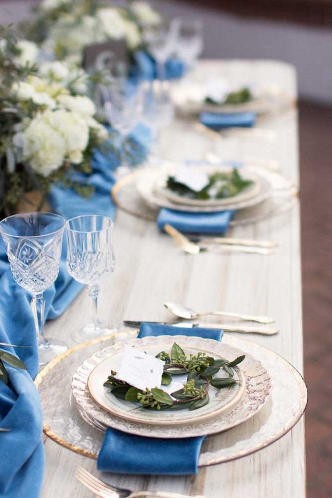 Os detalhes em azul dão o toque de charme e elegância para essa decoração de casamento, especialmente quando combinado aos filetes dourados da louça