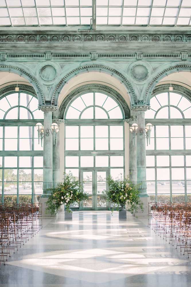 Aqui é o azul da arquitetura que decora o casamento