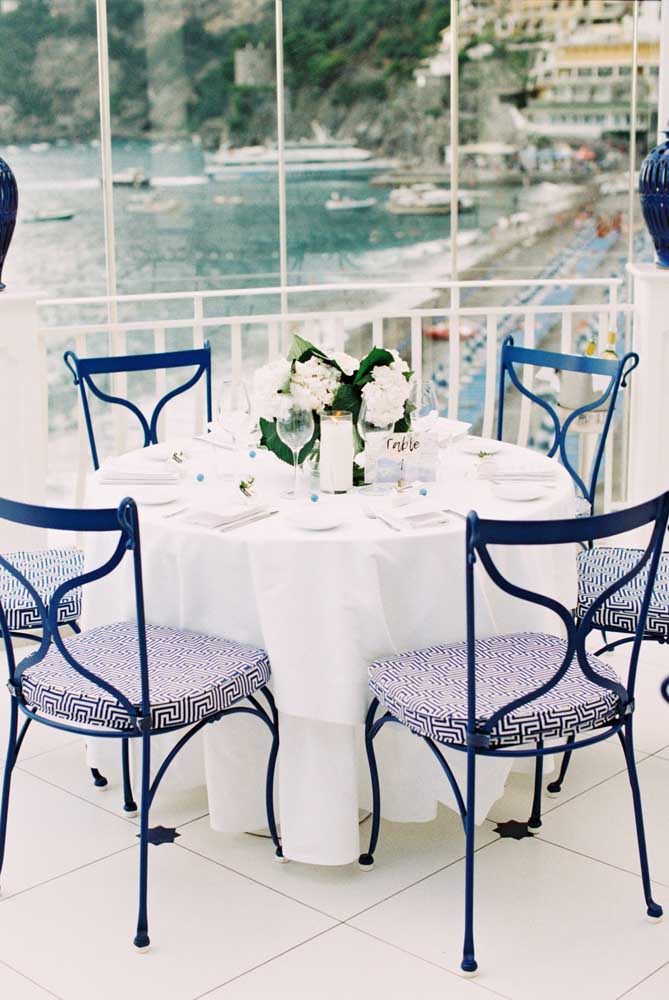 O casamento a beira mar apostou no tom de azul royal para uma decoração estilo navy