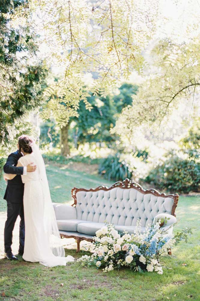 Quando o clássico e o rústico se encontram em uma decoração de casamento azul o cenário fica assim