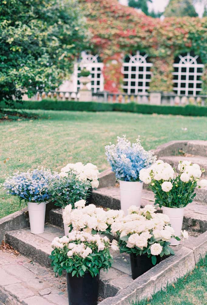 O delicado azul e branco das flores para decorar a escada do casamento