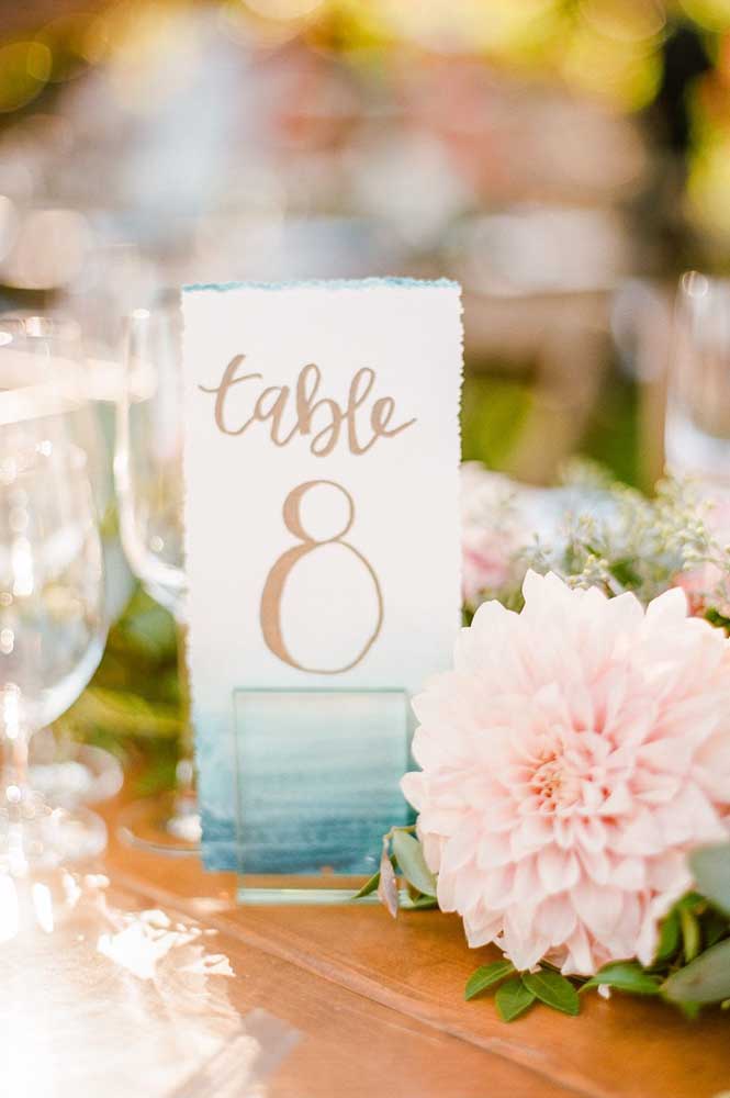 Casamento despojado optou por usar um degradê suave de azul combinado ao cor de rosa das flores