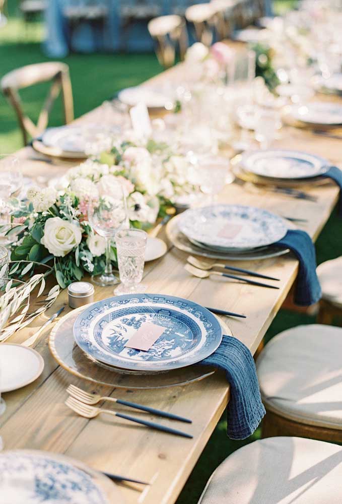 Azul, dourado e madeira formam uma decoração rústica e sofisticada para esse casamento