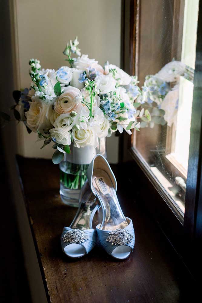 O sapato azul coloca a noiva em sintonia com a decoração do casamento