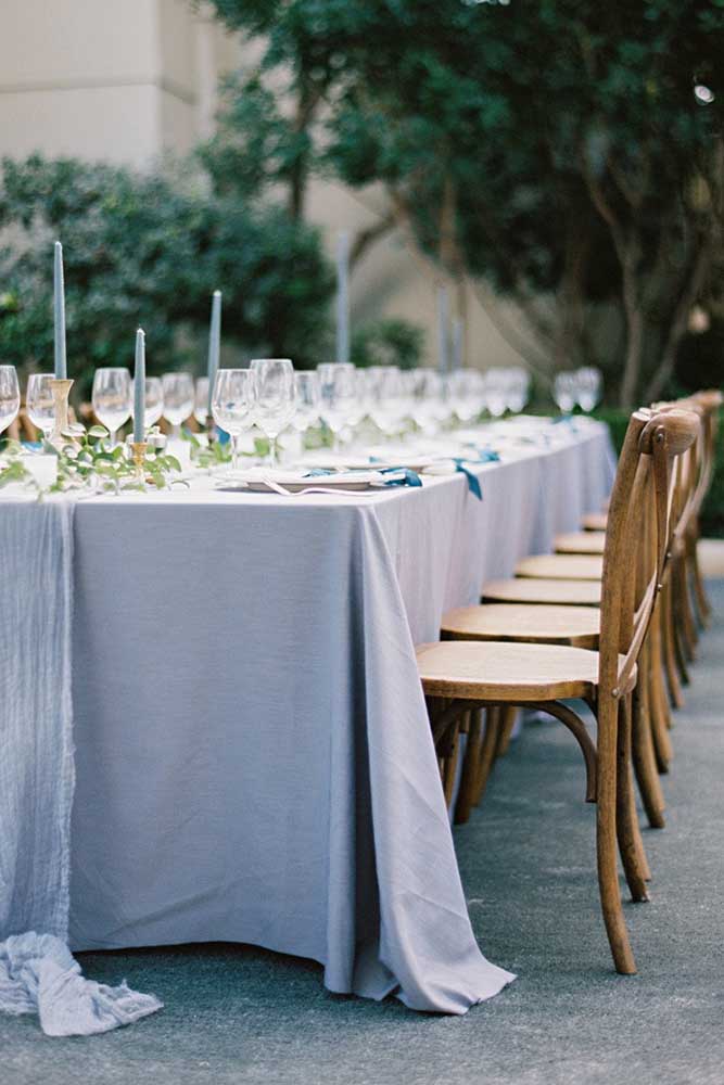 O azul, próximo ao tom lavanda, caracteriza a decoração dessa festa de casamento, inclusive as velas seguem no mesmo tom