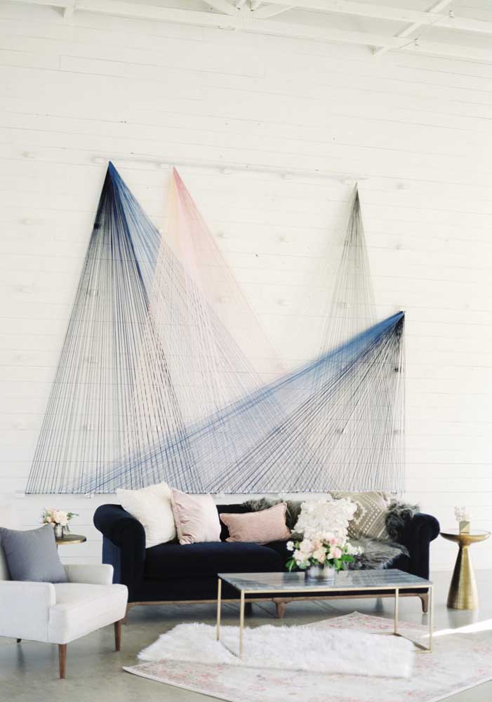 O lounge desse casamento apostou nos tons fechados e neutros de azul, branco, preto e um toque delicado de rosa para provocar uma sensação de elegância, modernidade e sofisticação