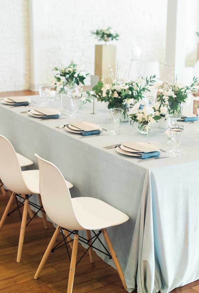 Outra opção charmosa e elegante para a decoração de casamento: tom sobre tom de azul