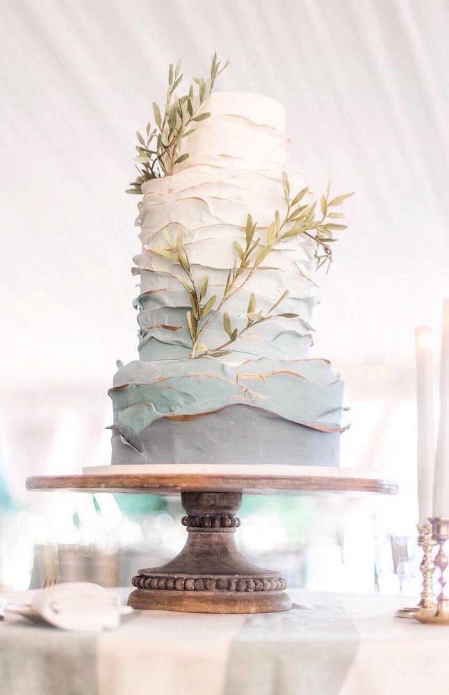 O bolo do casamento é um dos grandes destaques da festa; esse aqui, em andares, foi decorado em tons suaves de azul