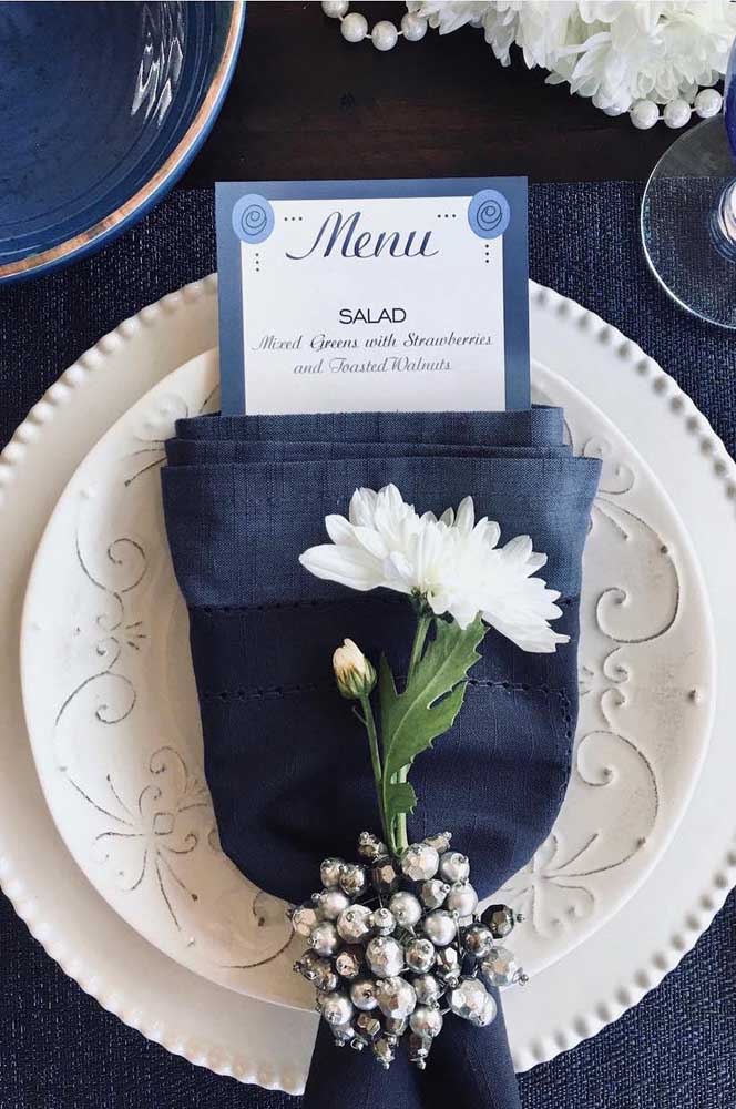 Toda elegância dos tons fechados de azul para a decoração do casamento