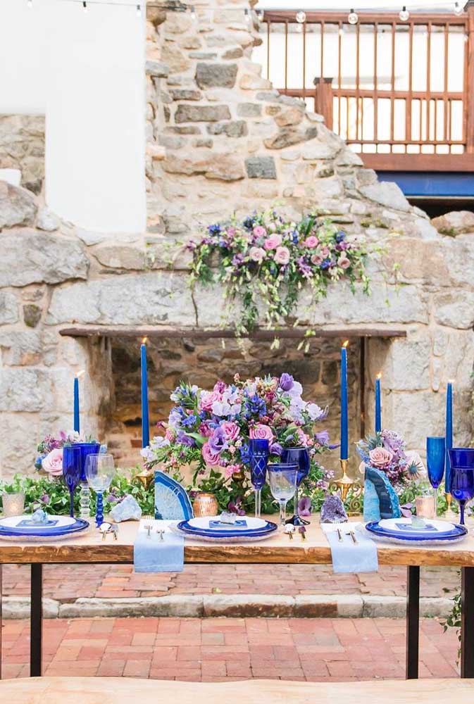 Casamento rústico marcado pelo contraste forte entre o azul e os tons terrosos naturais