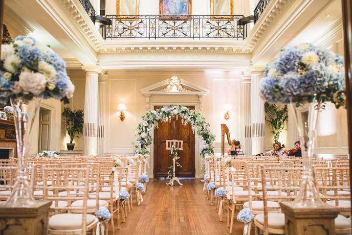 Já para quem pretende casar na igreja pode optar por decorá-la com hortênsias e rosas brancas formando um arco na entrada