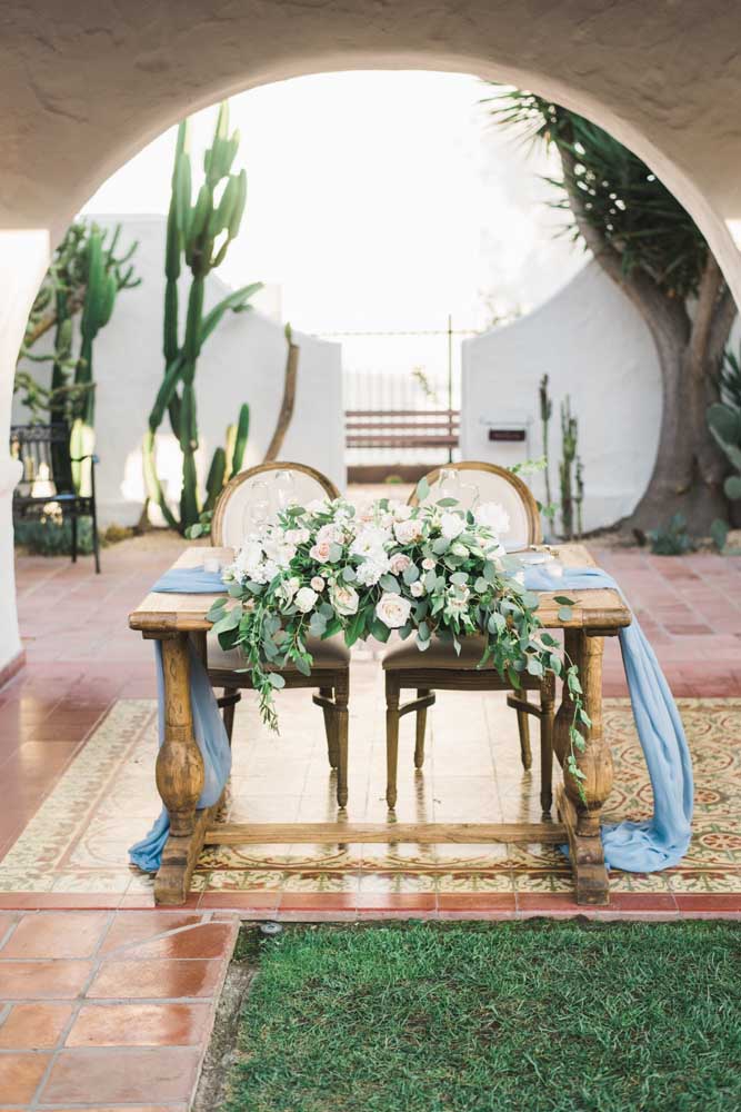 Quer um casamento rústico e elegante? Escolha o azul e a madeira para criar esse efeito