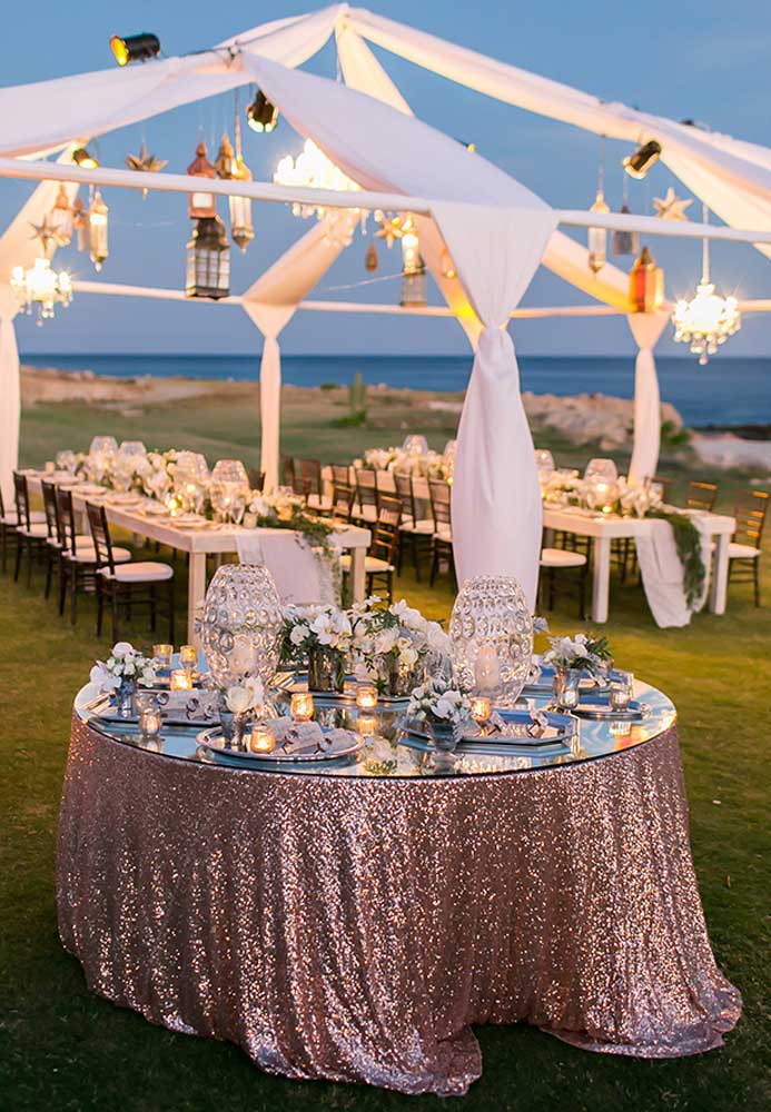 Se o casamento na praia for ao final da tarde, um ponto importante na decoração é a iluminação. Nesse caso, aposte em luminárias pendentes e muita vela.