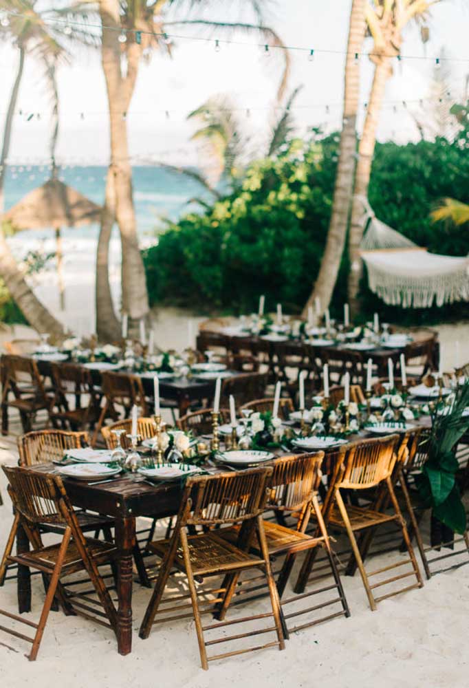 Os móveis rústicos devem ser prioridade na hora de fazer a decoração do casamento na praia.