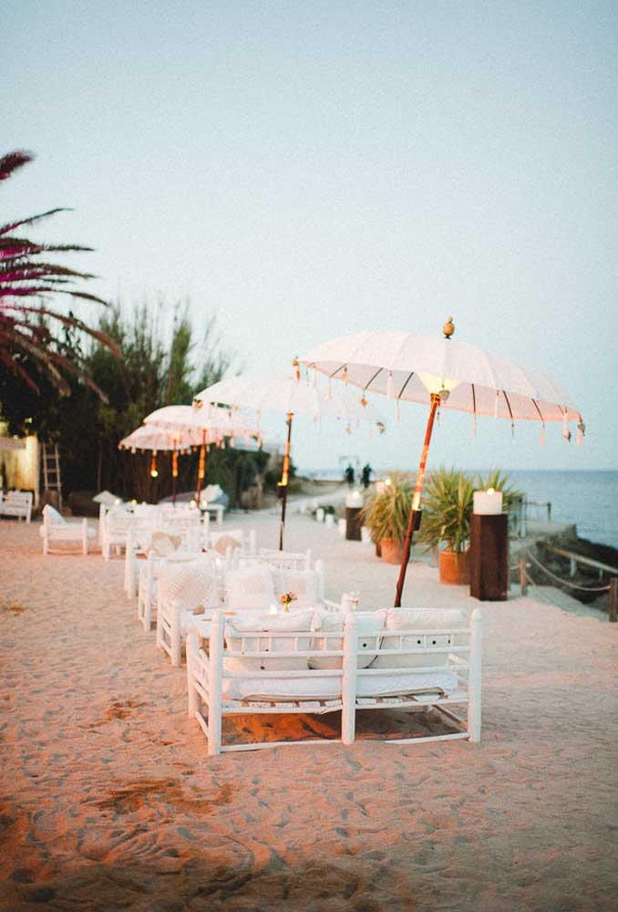 O bom do casamento na praia é que o espaço é amplo, permitindo criar vários ambientes para os convidados desfrutarem do momento.