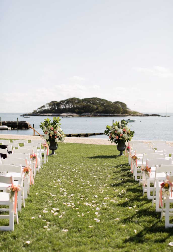 Casar na praia é o sonho de muitos casais, ainda mais com um cenário incrível como esse.