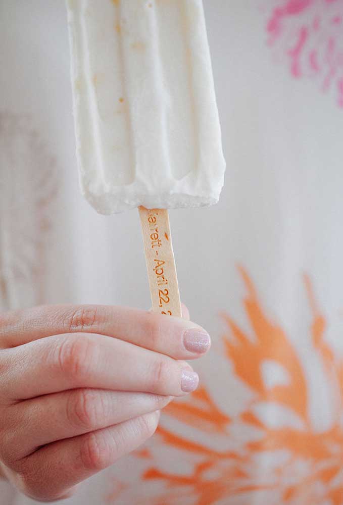Já pensou em servir sorvete de palito para os convidados do casamento na praia? É uma forma divertida e deliciosa de se refrescar.
