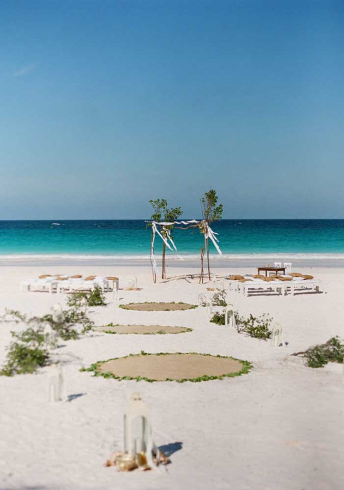 A noiva é a peça principal do casamento. Por isso, em um casamento na praia faça alguns caminhos para ela chegar até o altar improvisado.