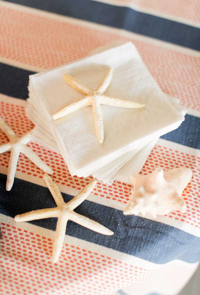 Elementos temáticos como estrela do mar e concha devem fazer parte da decoração do casamento na praia.