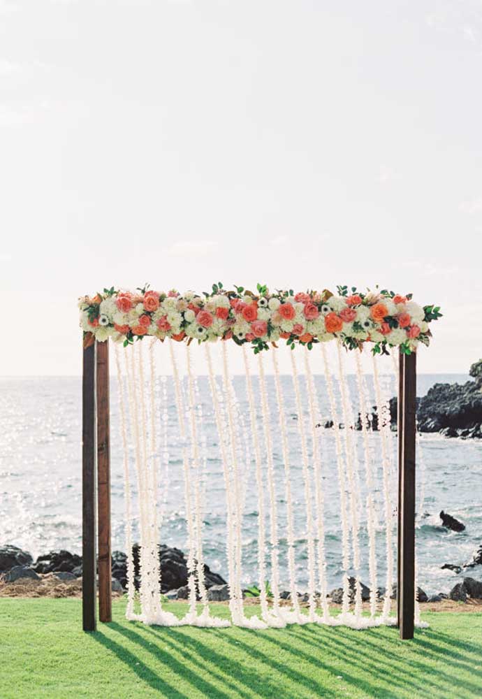 Os arcos de madeira decorados com arranjos florais já se tornaram tradição no casamento na praia. O que você pode fazer é variar o tipo de arranjo e acrescentar outros elementos.