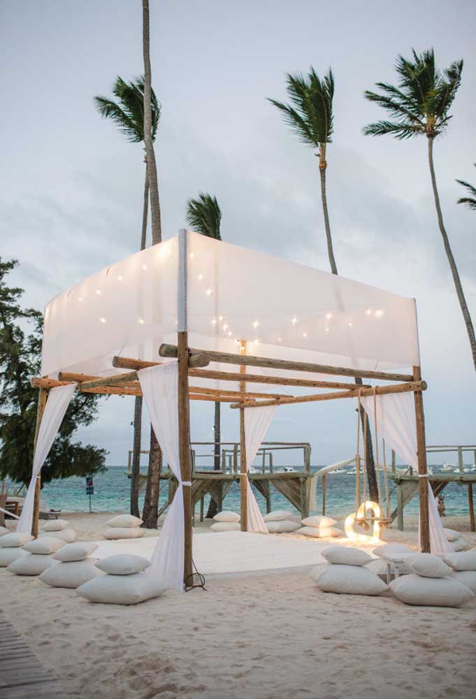 No casamento na praia as tendas, geralmente, são bem rústicas. No entanto, é possível incrementar a decoração para deixar o ambiente altamente sofisticado.