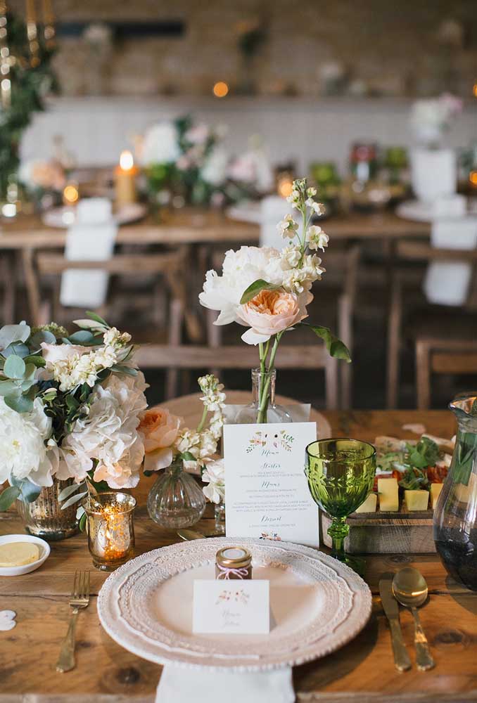 Aposte em peças mais singelas para decorar a mesa do casamento. Ao invés de usar arranjos, aposte apenas nas flores.