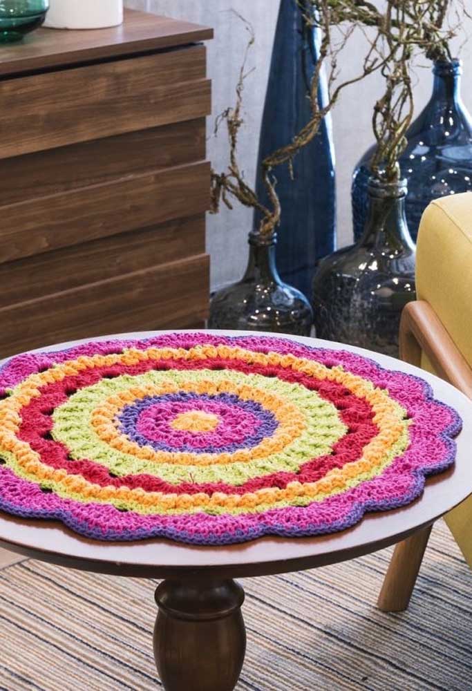 Use fios de espessura e cores diferentes para criar um lindo centro de mesa de crochê.