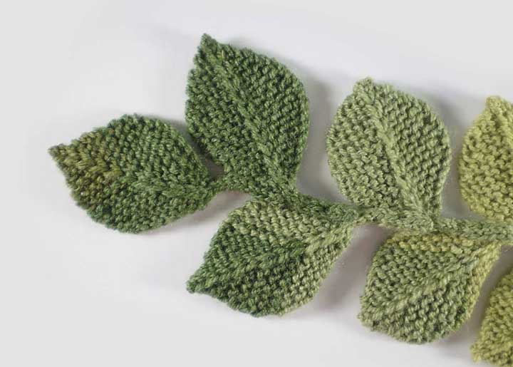 Faça um galho com folhas de crochê, mas use cores diferentes para diferenciá-las.