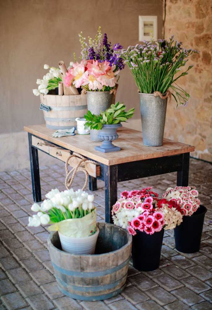 Para decorar a mesa das lembrancinhas de casamento, nada melhor do que os arranjos de flores do campo.