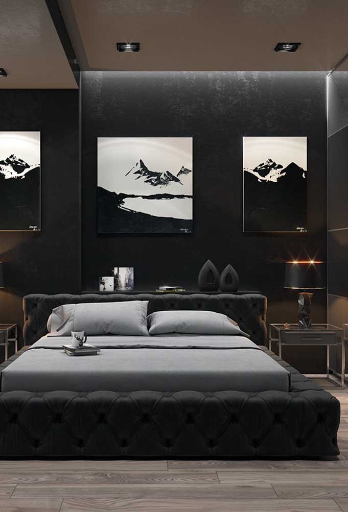 Para decorar um quarto preto é preciso investir em elementos decorativos que combinem com todo o cenário como os quadros, abajur, colcha de cama, a própria cama e outros itens.