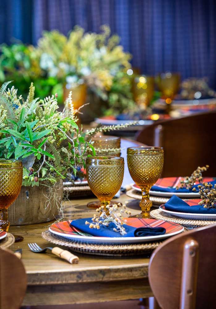 Se o evento é mais formal, que tal preparar uma mesa festa junina mais requintada?