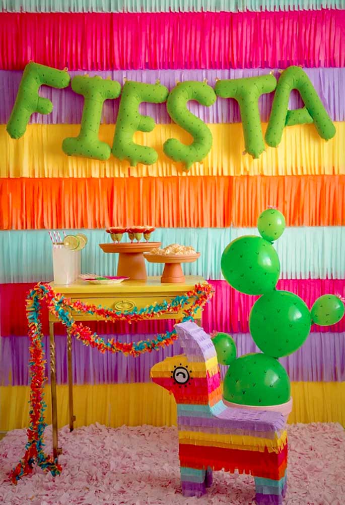 A festa mexicana pode usar e abusar de uma decoração colorida, principalmente, se você usar balões no formato de letras para fazer um painel.