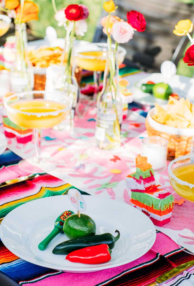 Os pimentões verde e vermelho são elementos que lembram a culinária mexicana e que podem servir como decoração da mesa.