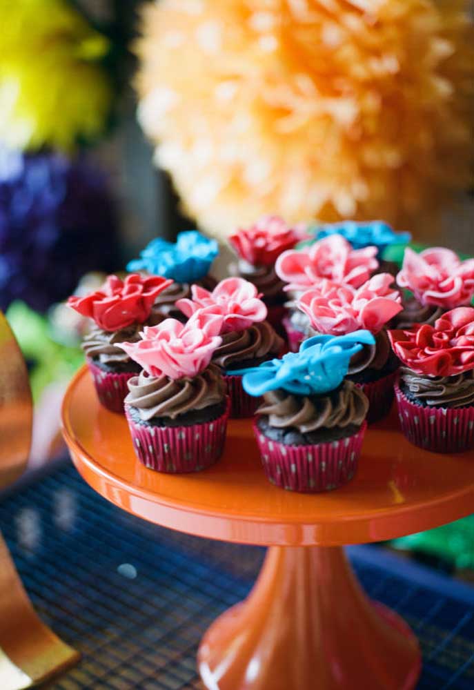 O cupcake é um doce excelente para usar a criatividade. Você pode fazer a cobertura de diferentes formas.