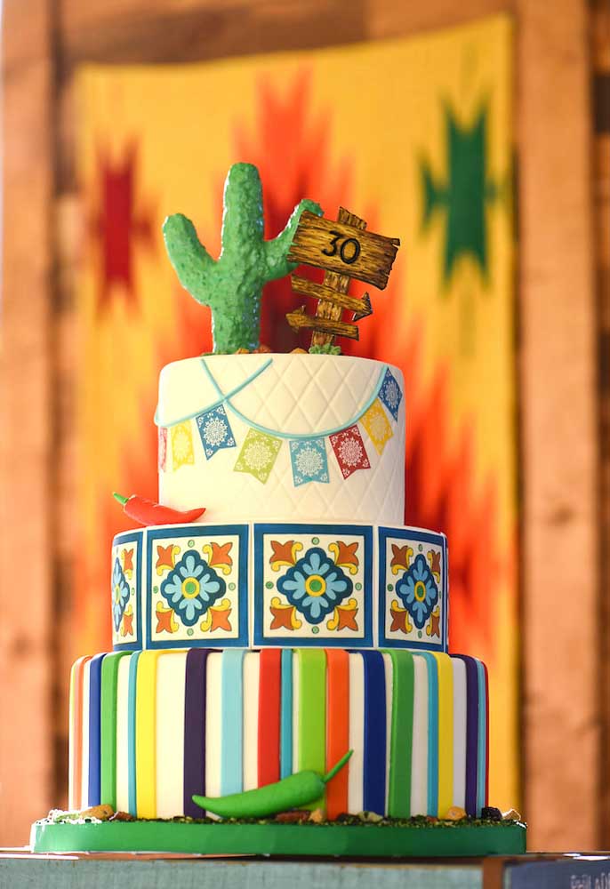 Capriche na hora de fazer o bolo da festa mexicana. Usando pasta americana é possível fazer vários desenhos e usar elementos que lembram o país.