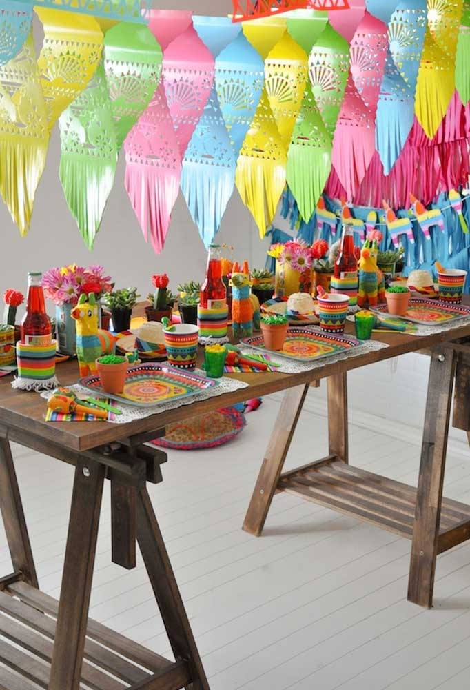 A mesa da festa mexicana é sempre muito farta, colorida e animada. Por isso, use e abuse de elementos que fazem referências ao tema e use a criatividade para fazer uma decoração especial.
