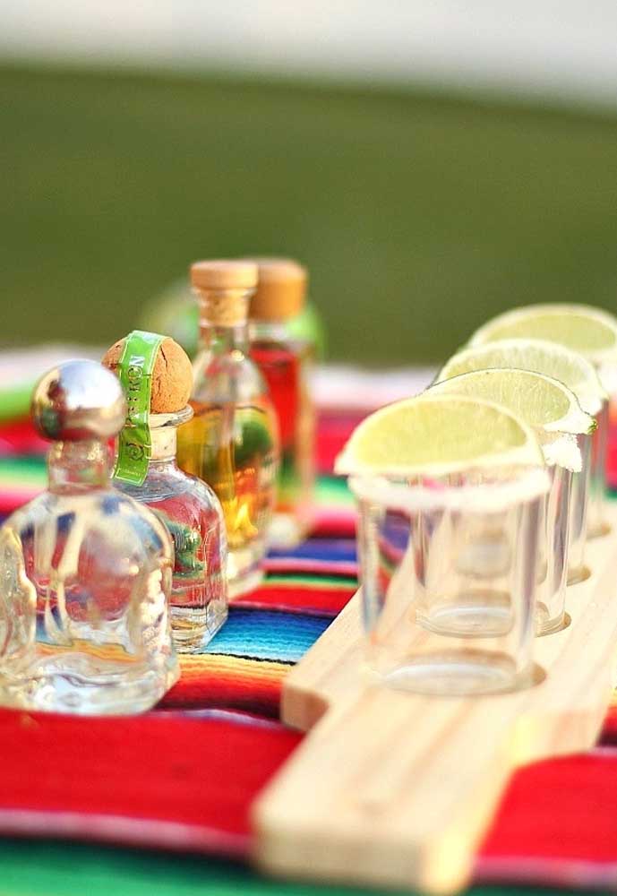 A tequila é conhecida como a bebida oficial do México. Portanto, reserve o cantinho da tequila para os convidados se servirem.