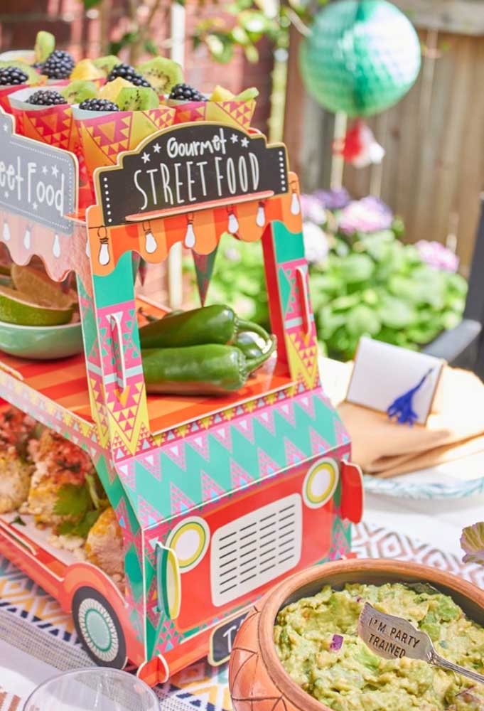 Você pode criar alguns carrinhos gourmet para colocar no meio da mesa da festa mexicana.