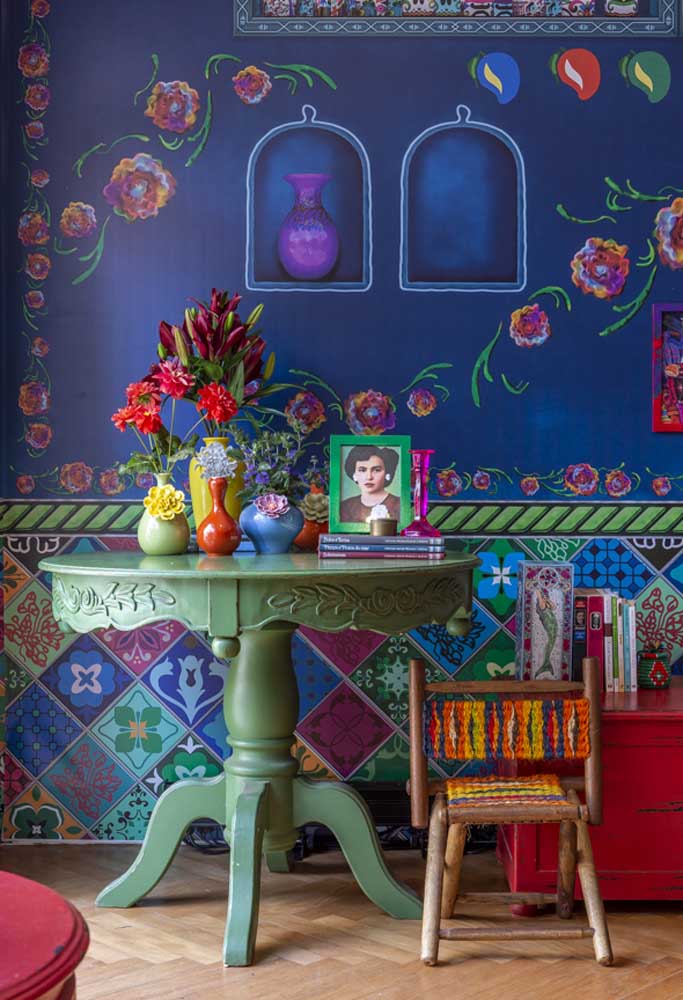 Frida Kahlo foi uma das principais pintoras mexicanas e você pode fazer uma decoração usando-a como tema.