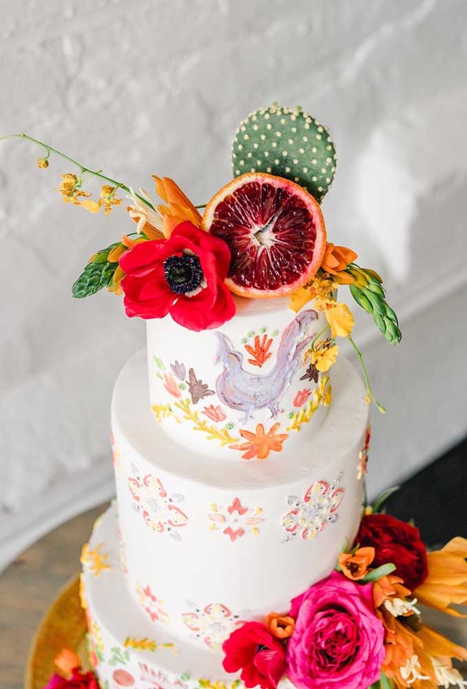 Na hora de fazer o bolo, capriche na decoração colocando alguns arranjos com flores e frutas.