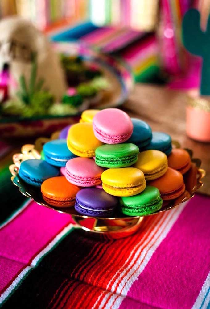O macaron é uma excelente opção de doce para servir na festa mexicana. Na hora de preparar, prefira usar cores diferentes.