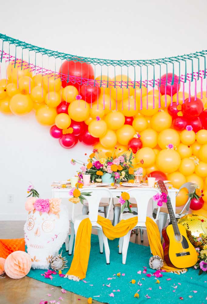 As cores vermelha e amarela são excelentes para decorar uma festa mexicana, já que são cores fortes e quentes.